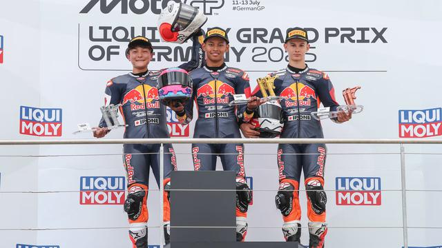 Veda Ega Pratama (Tengah)