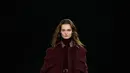 Celana dengan lipatan lembut di lutut dan pinggang lebar mengingatkan pada britches kuno, memberikan nuansa aristokrat yang tetap relevan dalam mode modern.  [Dok/MaxMara].