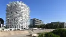 Sebuah bangunan "Arbre Blanc" atau yang berarti Pohon Putih di Montpellier, Prancis, 23 Oktober 2018. Balkon yang dibuat seperti cabang pohon membantu untuk menyerap sinar matahari agar mengurangi pemakaian energi dan emisi karbon. (PASCAL GUYOT/AFP)