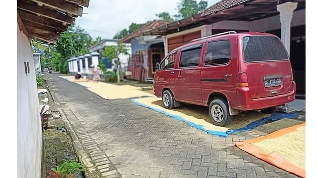 6 Potret Parkir Mobil di Desa Ini Penuh Drama, Bikin Heran