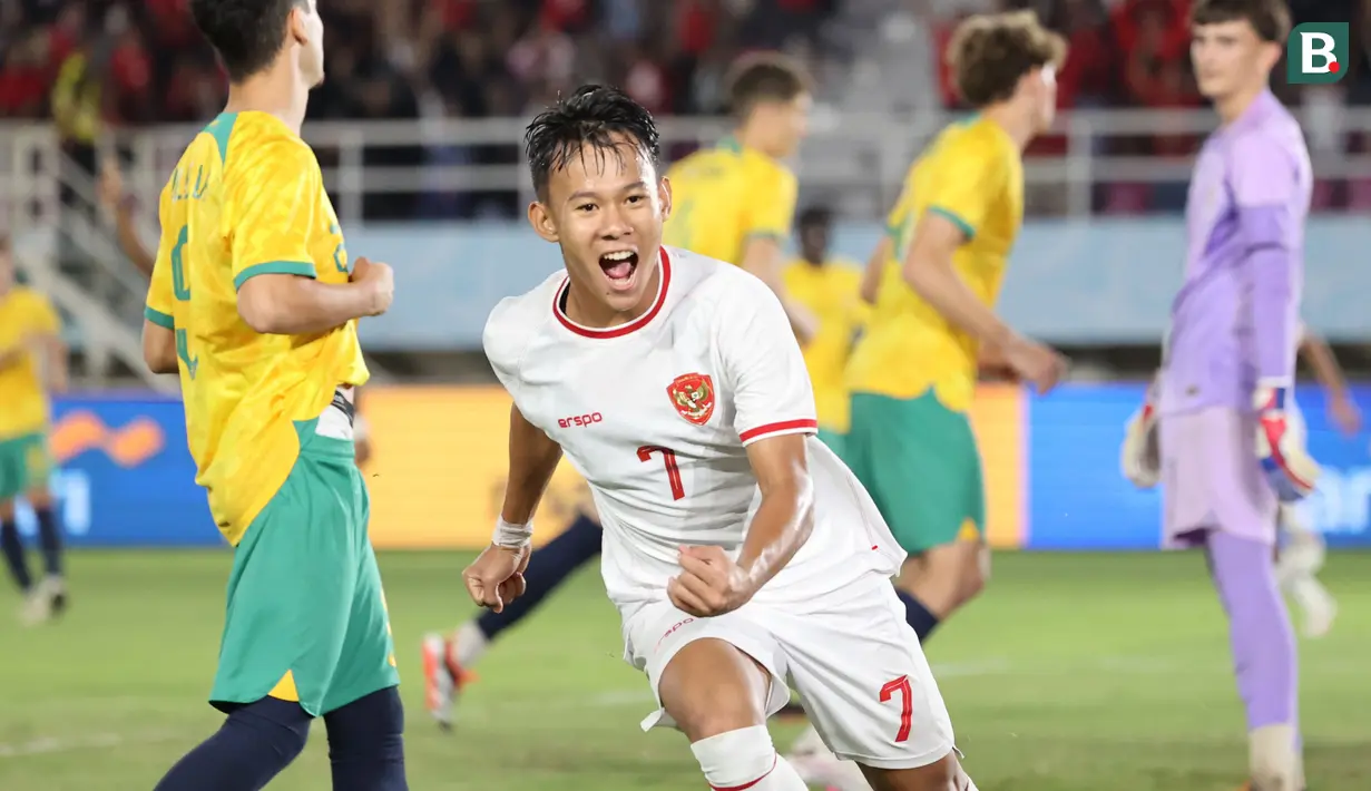 <p>Selebrasi striker Timnas Indonesia U-16, Muhammad Zahaby Gholy setelah mencetak gol pertama ke gawang Timnas Australia U-16 pada laga semifinal Piala AFF U-16 2024 di Stadion Manahan, Solo, Senin (1/7/2024). (Bola.com/Abdul Aziz)</p>