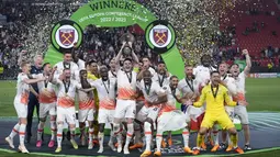 West Ham United tampil sebagai juara UEFA Europa Conference League (UECL) 2022/2023. Skuad asuhan David Moyes berhasil meraih trofi tertinggi di kompetisi ini usai kalahkan Fiorentina 2-1 di laga final. (AP Photo/Darko Bandic)