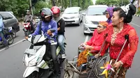 Peringati Hari Disabilitas, Para Difabel Bagikan 1.000 Bunga