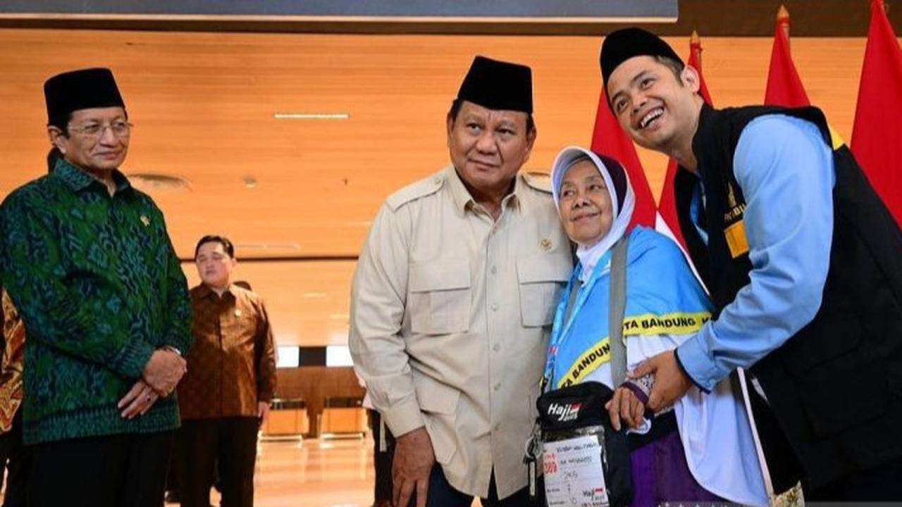VIDEO: Momen Presiden Prabowo Berlutut Cium Tangan Jemaah Haji Lansia