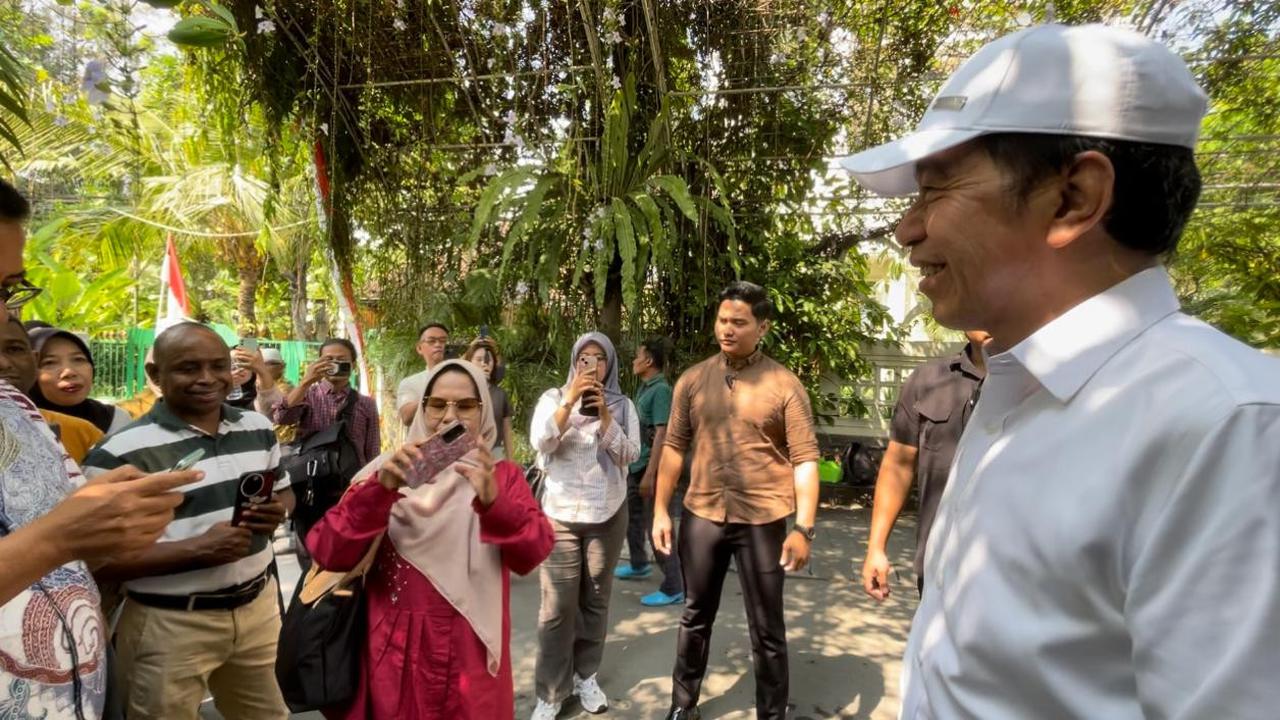 Sejumlah warga Nusa Tenggara Timur (NTT) datang ke rumah Jokowi, Jumat (21/8). (merdeka.com/arie sunaryo).