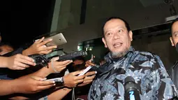 La Nyalla Mattaliti menjawab pertanyaan wartawan di Gedung KPK, Jakarta, Rabu (11/3/2015). Penyelidikan terkait pemenangan tender Proyek pembangunan rumah sakit di Jawa Timur. (Liputan6.com/Helmi Afandi)