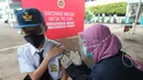 Paramedis memberikan suntikan vaksinasi kepada murid SMP di SMPN 11, Serpong, Tangerang Selatan, Rabu (14/072021). Dinas Kesehatan Tangerang Selatan menggelar vaksinasi COVID-19 perdana, Rabu (14/7/2021) dengan  menargetkan 1.000 pelajar. (merdeka.com/Arie Basuki)