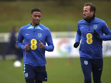 Pemain Inggris, Ezri Konsa dan Harry Kane menghadiri sesi latihan menjelang pertandingan kualifikasi Euro 2024 Grup C, di St George's Park di Burton-Upon-Trent, Selasa (14/11/2023). (Simon Marper/PA via AP)