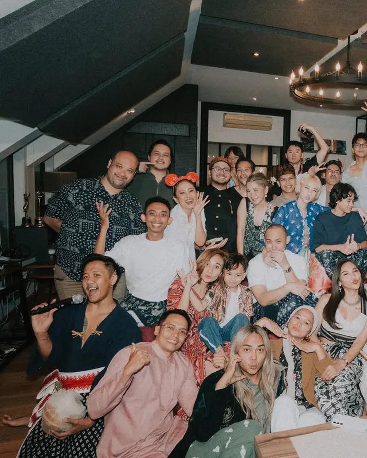 Gaya Bunga Citra Lestari Rayakan Akhir Tahun dengan Dinner Bertema Nusantara, Tampil Anggun dengan Kebaya