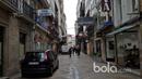 Calle Real, sebuah jalan kota La Coruna yang menjadi tujuan turis mencari oleh-oleh. (Bola.com/Okky Herman Dilaga)