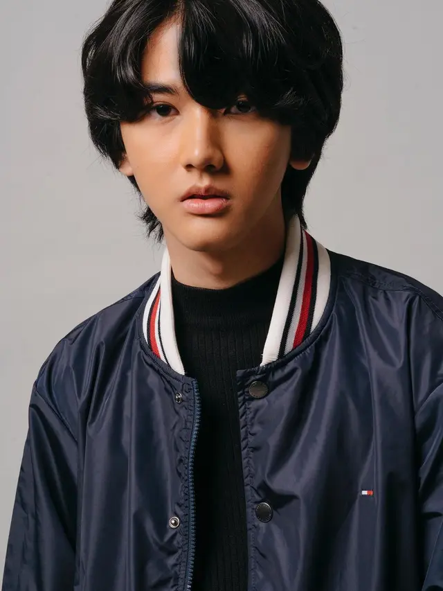6 Potret Ari Irham Bergaya Keren Berbalut Jaket Varsity, Disebut Duplikat Renjun NCT