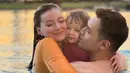 <p>Menikah pada 22 Desember 2013, pasangan selebritas Asmirandah dan Jonas Rivanno kini dikaruniai seorang putri bernama Chloe Emmanuelle Van Wattimena. Baru-baru ini, Asmirandah dan Jonas Rivanno berlibur ke Bali bersama sang buah hati. Bintang sinetron Kemilau Cinta Kamila memamerkan sejumlah momen seru saat berada di Pulau Dewata. Intip, yuk! (Foto: Dok. Instagram @asmirandah89)</p>