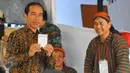 Presiden Joko Widodo menunjukkan surat suara pada Pilkada DKI 2017 di TPS IV, Jakarta, Rabu (15/2). Jokowi menggunakan hak suara untuk pemilihan Gubernur DKI Jakarta. (Liputan6.com/Angga Yuniar)