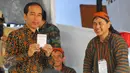 Presiden Joko Widodo menunjukkan surat suara pada Pilkada DKI 2017 di TPS IV, Jakarta, Rabu (15/2). Jokowi menggunakan hak suara untuk pemilihan Gubernur DKI Jakarta. (Liputan6.com/Angga Yuniar)