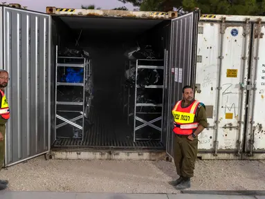 Jenazah warga Israel yang tewas dalam serangan militan Hamas dikumpulkan dalam kontainer berpendingin untuk diidentifikasi di pangkalan militer di Ramla, Israel, Selasa (24/10/2023). Pejabat mengatakan sejauh ini 784 jenazah telah diidentifikasi. (AP Photo/Petros Giannakouris)