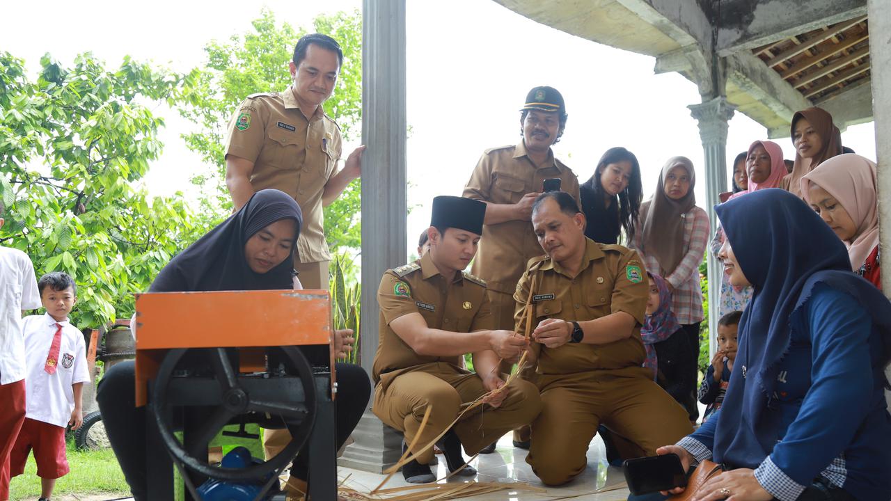 Bupati Trenggalek Mochamad Nur Arifin Serahkan Bantuan Mesin Pembelah Bambu