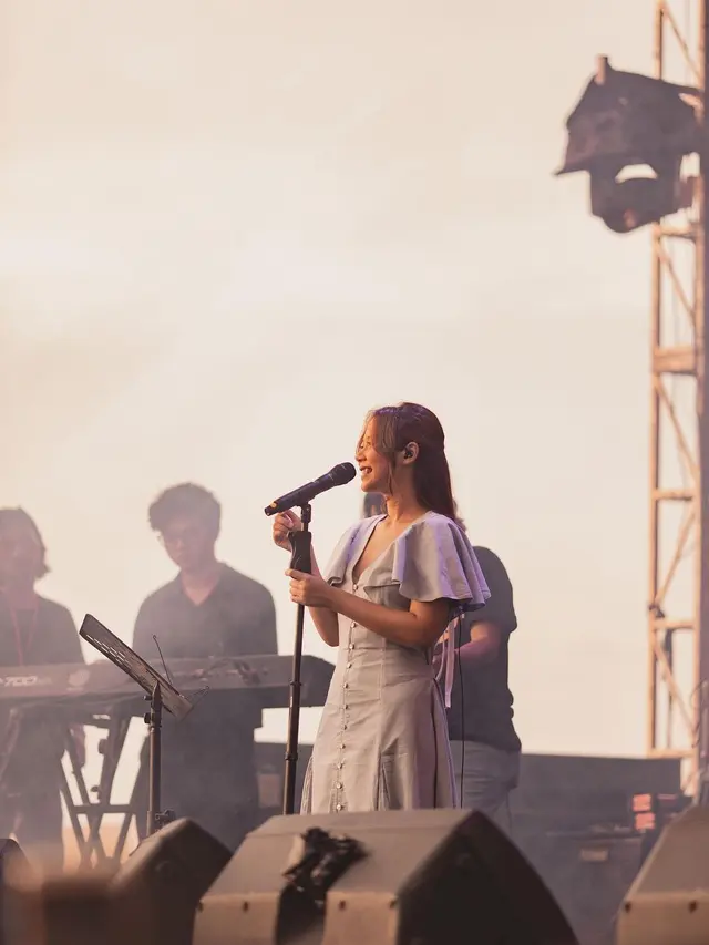 Memesona, Ini Potret Nadin Amizah saat di Atas Panggung