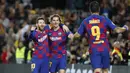 Penyerang Barcelona, Lionel Messi (kiri) berselebrasi dengan rekaannya Antoine Griezmann dan Luis Suarez usai mencetak gol ke gawang Borrusia Dortmund pada pertandingan Grup F Liga Champions di stadion Camp Nou, Spanyol (27/11/2019). Barcelona menang 3-1 atas Dortmund. (AP Photo/Joan Monfort)