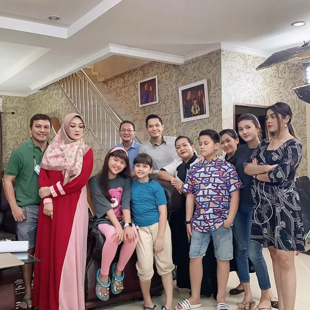 Rheina Ipeh bersama pemain Cinta Amara (Foto: Instagram/@rheina_findo)