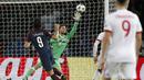 Striker PSG, Edinson Cavani, mencetak gol ke gawang Bayern Munchen pada laga Liga Champions di Stadion Parc des Princes, Kamis, Rabu (27/9/2017). PSG menang 3-0 atas Bayern Munchen. (AP/Thibault Camus)