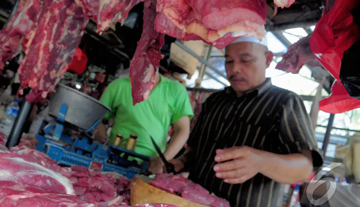 Menurut pantauan Liputan6.com pada Rabu (25/6/2014) harga daging sapi di Pasar Senen masih normal dan belum mengalami kenaikan, Pasar Senen, Jakarta, Rabu (25/6/2014) (Liputan6.com/Faizal Fanani)