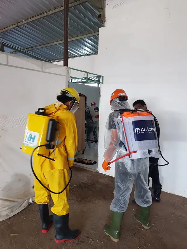 Penyemprotan disinfektan di Masjdi Al Hidayah, Gowa, lokasi Jemaah Tablig asal India diisolasi.