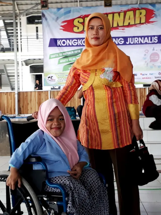 Ibu dan anak, Teti Rohayati dan Anisa, berpose untuk Liputan6.com di sela General Stadium di STMIK Komputama Majenang, Cilacap. (Foto: Liputan6.com/Muhamad Ridlo)