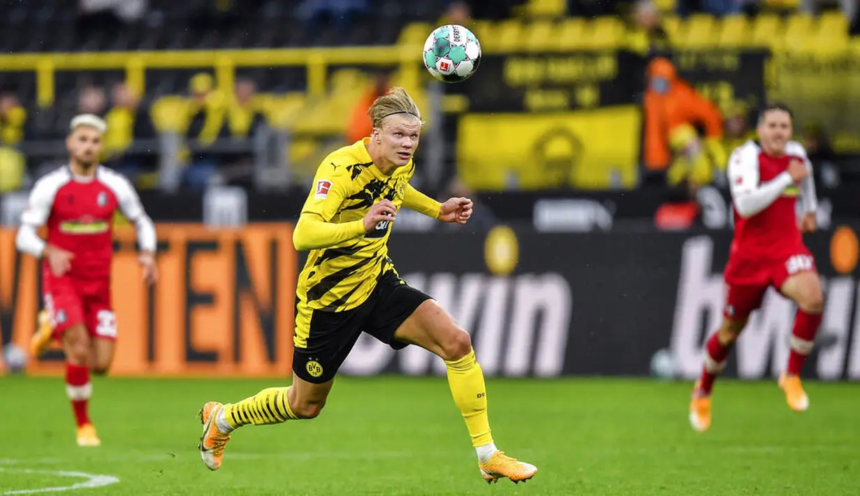 Striker Borussia Dortmund, Erling Haaland, mengejar bola saat melawan Freiburg pada laga Bundesliga di Signal Iduna Park, Sabtu (3/10/2020). Dortmund menang dengan skor 4-0. (AP Photo/Martin Meissner)