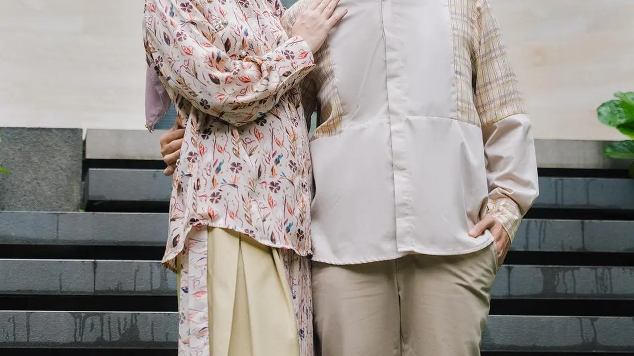 Model Baju Pasangan ala Fanny Gabriana dan Suami, Tampil Modis saat Bukber dan Lebaran