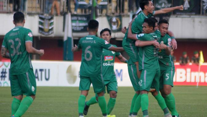 Pemain PSS merayakan gol ke gawang Bhayangkara FC di Stadion Maguwoharjo, Sleman, Jumat (21/6/2019). (Bola.com/Vincentius Atmaja)