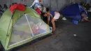 Seorang anak tertidur disebuah tenda yang berada dibawah jembatan, Sao Paulo, Brasil, (18/12). Mereka adalah keluargatidak mampu yang tidak memiliki rumah. (REUTERS/Nacho Doce)
