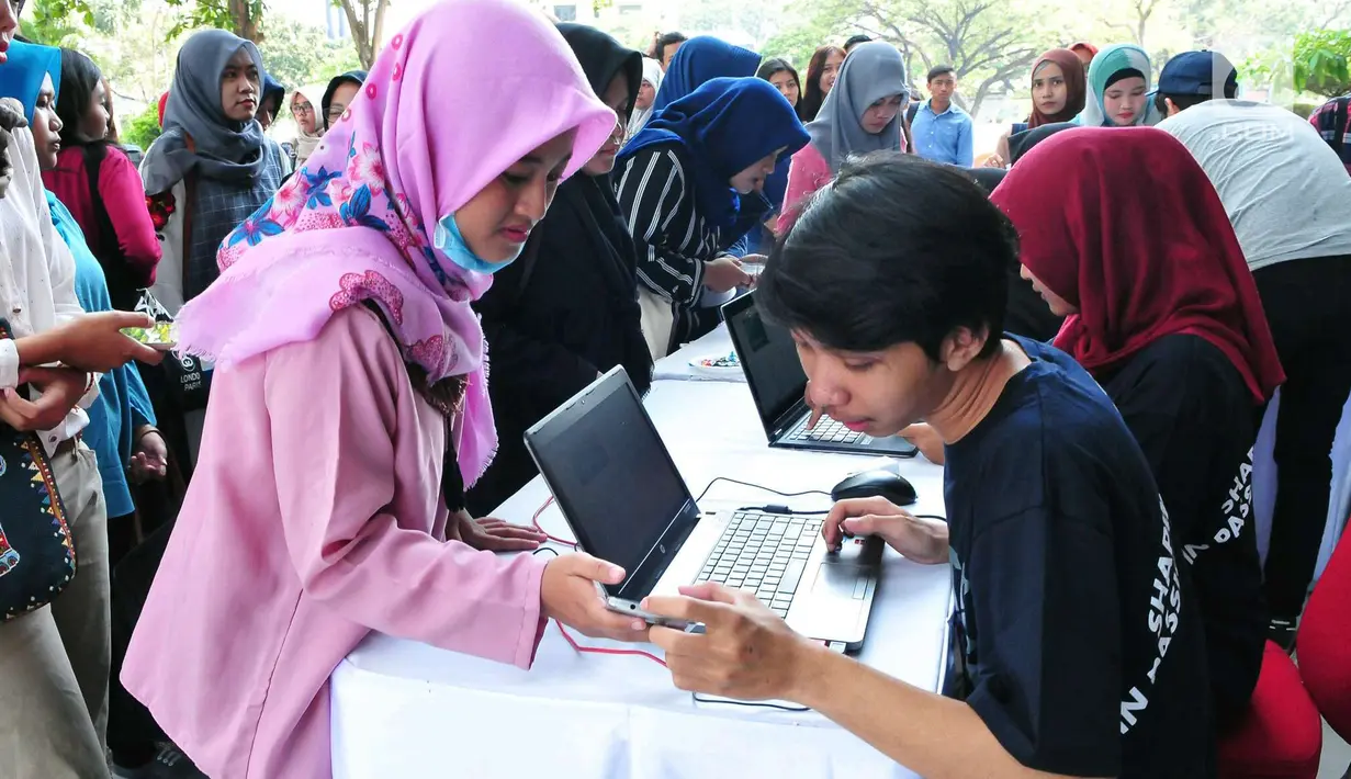  Seorang peserta mengisi form online saat mengikuti acara EMTEK Goes To Campus (EGTC) 2017 di Universitas Airlangga, Surabaya, Jatim, Rabu (13/9). EGTC Surabaya berlangsung 13 & 14 September 2017. (Liputan6.com/Helmi Afandi)