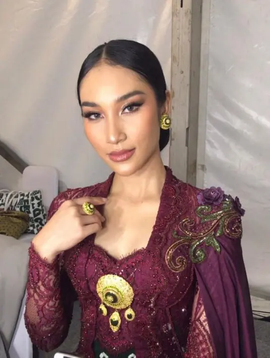 Puteri Indonesia NTB 2023 Diajeng Aulya tampil mengenakan kebaya kutubaru berwarna merah maroon dengan selendang. [Instagram/akbarbahary_]