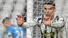 Bertambahnya usia kadang kala menjadi hambatan bagi seorang atlet, termasuk pesepak bola untuk dapat konsisten menampilkan aksi terbaiknya. Namun 6 pesepak bola berikut yang telah berusia di atas 30 tahun mampu mematahkan anggapan tersebut dengan terus tampil konsisten di level terbaiknya. Klub-klub papan atas Eropa pun tak segan menggelontorkan dana mahal untuk merekrut mereka. Berikut 6 pemain berkepala tiga dengan nilai trasnfer termahal hingga saat ini. (AFP/Isabella Bonotto)