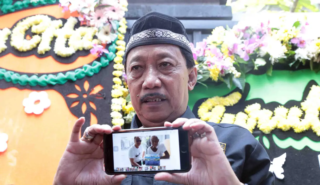 "Dua bulan lalu, kami sesama pelawak nengok semua, teman-teman ikut semua kesini," .kata Doyok di rumah duka Eko DJ, kawasan Taman Malaka, Pondok Kelapa, Jakarta Timur, Selasa (28/3). (Deki Prayoga/Bintang.com)