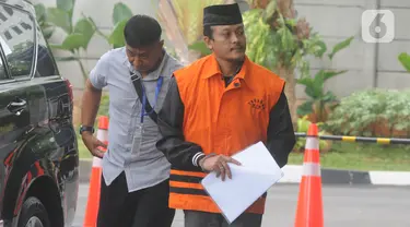 Pejabat Pembuat Komitmen di Satuan Kerja Pelaksanaan Jalan Nasional XII Balikpapan, Andi Tejo Sukmono tiba untuk pemeriksaan di Gedung KPK, Jakarta, Rabu (27/11/2019). Andi diperiksa sebagai tersangka suap pengadaan proyek jalan di Provinsi Kalimantan Timur tahun 2018-2019. (merdeka.com/Dwi Narwoko)