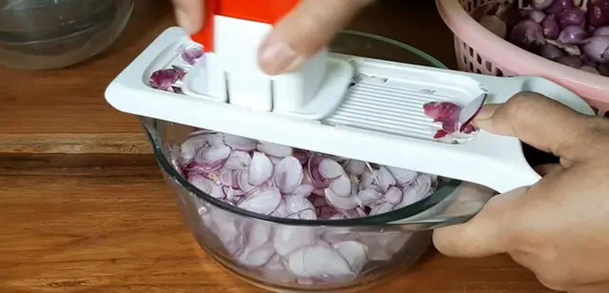 Cuma Pakai 1 Bahan Dapur, Ini Rahasia Menggoreng Bawang Merah agar Harum dan Super Renyah