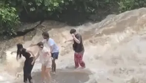 Asyik Selfie, Turis Tersapu Banjir Bandang di Air Terjun Thailand
