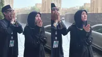 Momen Adi Nugroho dan Donita Berdoa di Tengah Hujan Saat Kemarau Panjang di Makkah