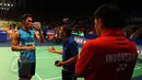 Pebulutangkis Indonesia, Jonatan Christie berdiskusi dengan pelatihnya saat BCA Indonesia Open Superseries Premier 2015, Jakarta, Selasa (2/6/2015). Jonatan lolos ke babak utama usai menang dengan skor 2-0 (22-20, 21-17).(Liputan6.com/Andrian M Tunay)