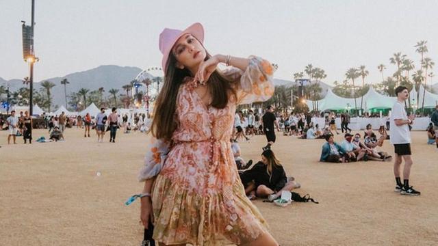 6 Gaya Luna Maya saat Nonton Festival Musik Coachella, Ekspresif Banget