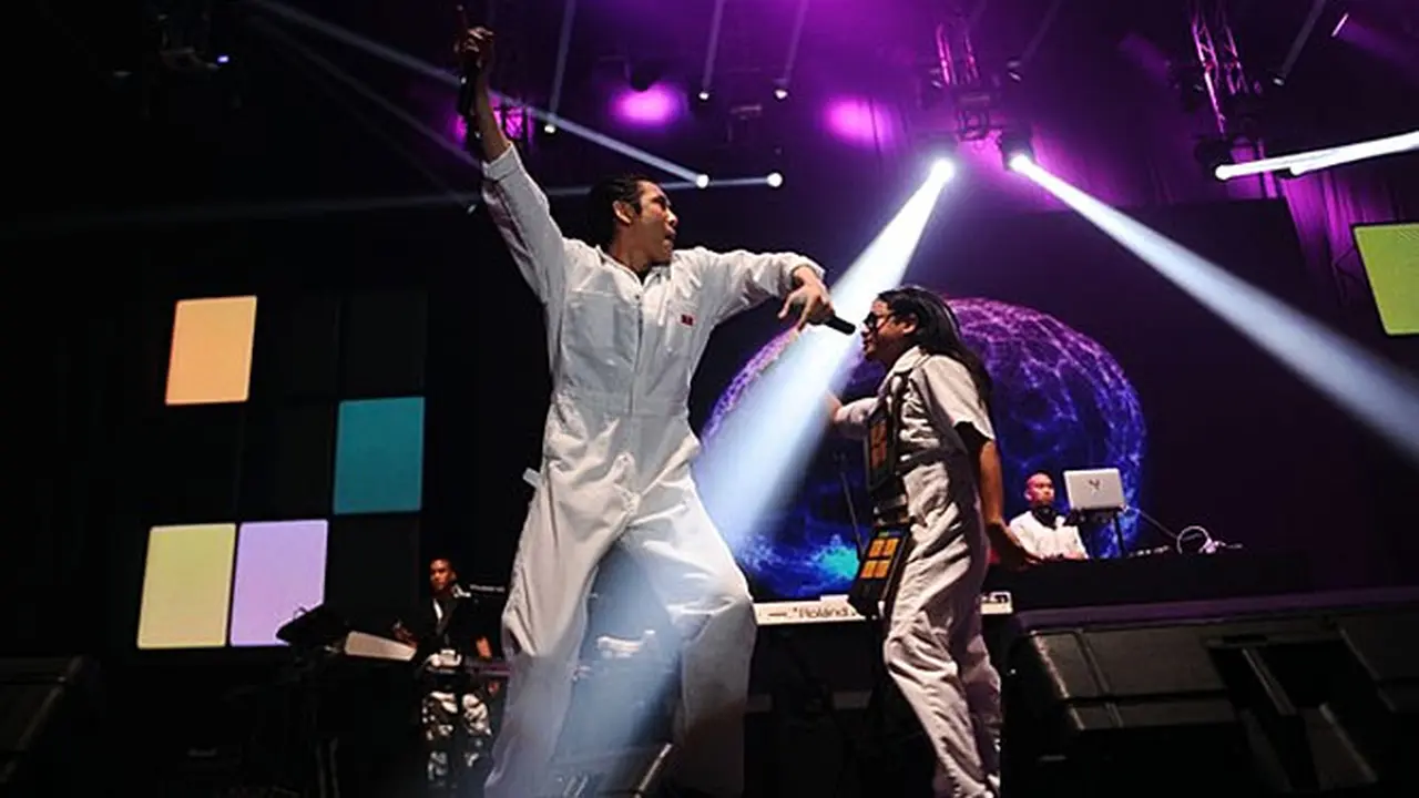 far-east-movement-131005b.jpg