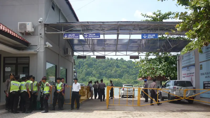 Pengamanan di pintu masuk ke Pulau Nusakambangan di dermaga Wijayapura, Cilacap, Jawa Tengah diperketat.