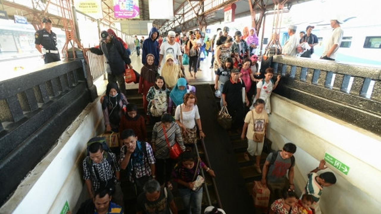 H+4 Lebaran, pemudik mulai padati Stasiun Pasar Senen