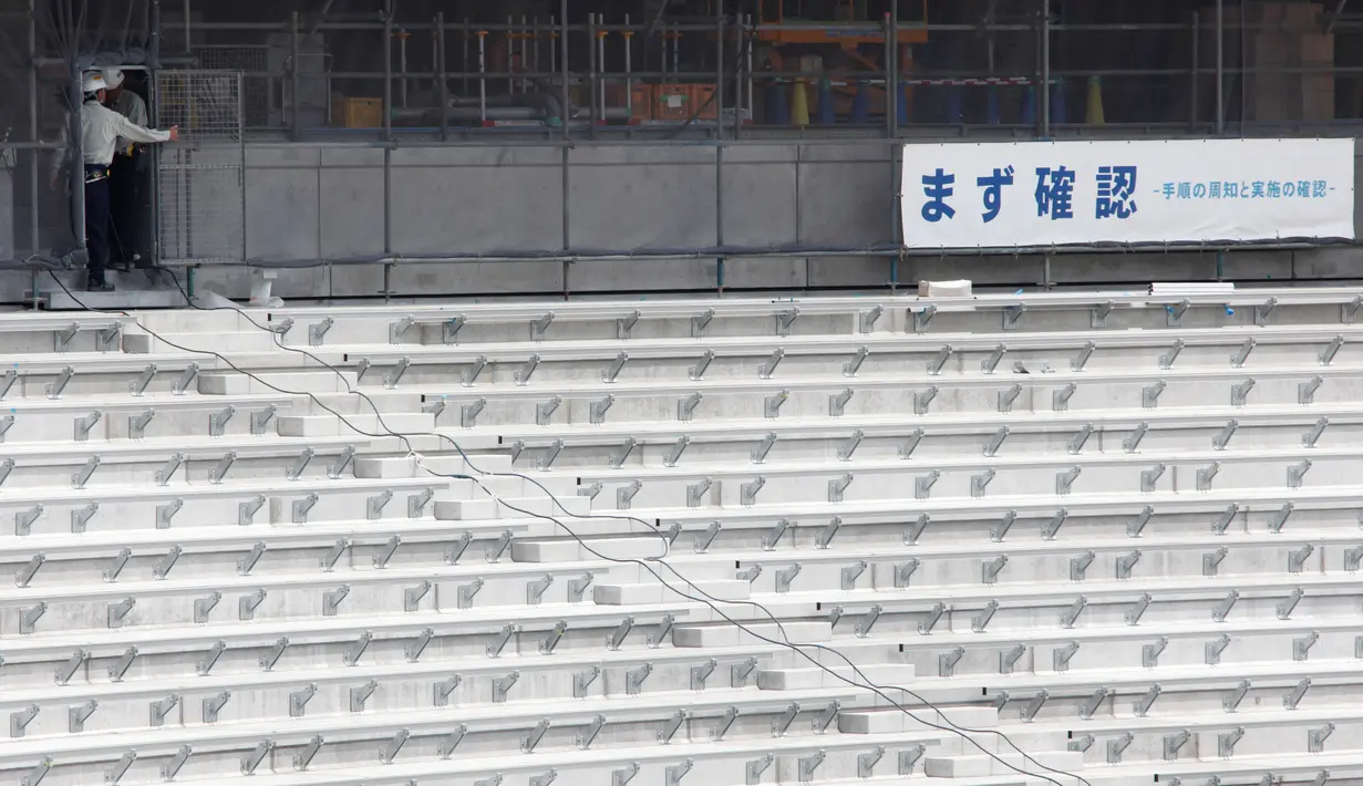 Tribun penonton di New National Stadium yang dalam pembangunan pada tur media ke sejumlah venue Olimpiade Tokyo 2020 di Tokyo, Rabu (18/7). Dewan Olahraga Jepang mengatakan proyek ini sudah mencapai 40 persen jelang upacara pembukaan. (AP/Koji Sasahara)