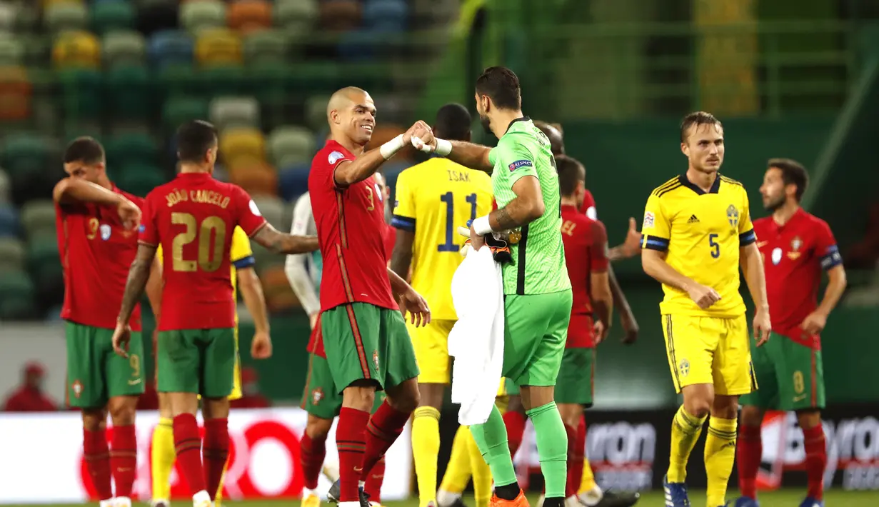 Pemain Portugal Pepe dan penjaga gawang Rui Patricio merayakan kemenangan atas Swedia pada pertandingan UEFA Nations League di Stadion Jose Alvalade, Lisbon, Portugal, Rabu (14/10/2020). Portugal menang 3-0. (AP Photo/Armando Franca)