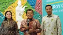 Wakil Presiden Jusuf Kalla (tengah) bersama Menpora Imam Nahrawi dan Menko PMK Puan Maharani menyimak pertanyaan usai melakukan rapat di Kemenpora, Jakarta, Rabu (15/3). Rapat membahas persiapan Asian Games 2018. (Liputan6.com/Helmi Fithriansyah)