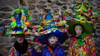 Sekelompok peserta mengenakan pakaian tradisional dan topi yang dikenal sebagai '' Ttutturo '' saat berpartisipasi dalam karnaval di desa Pyrenees Leitza, Spanyol (30/1). Ttutturo ini dihiasi pita dan bulu. (AP Photo / Alvaro Barrientos)