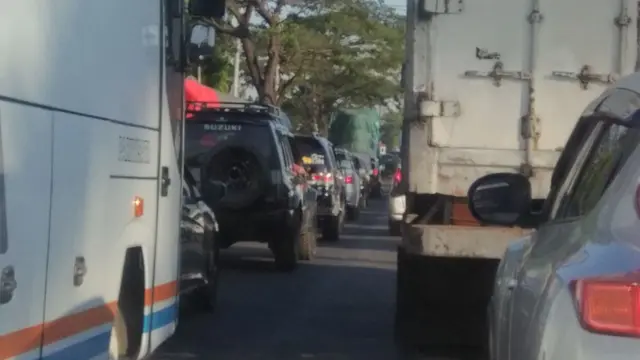 Kemacetan di jalur pantura Pekalongan-Semarang.