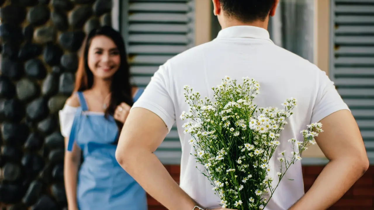 7 Rekomendasi Kado yang Romantis dan Unik untuk Pasangan, Dijamin Suka!